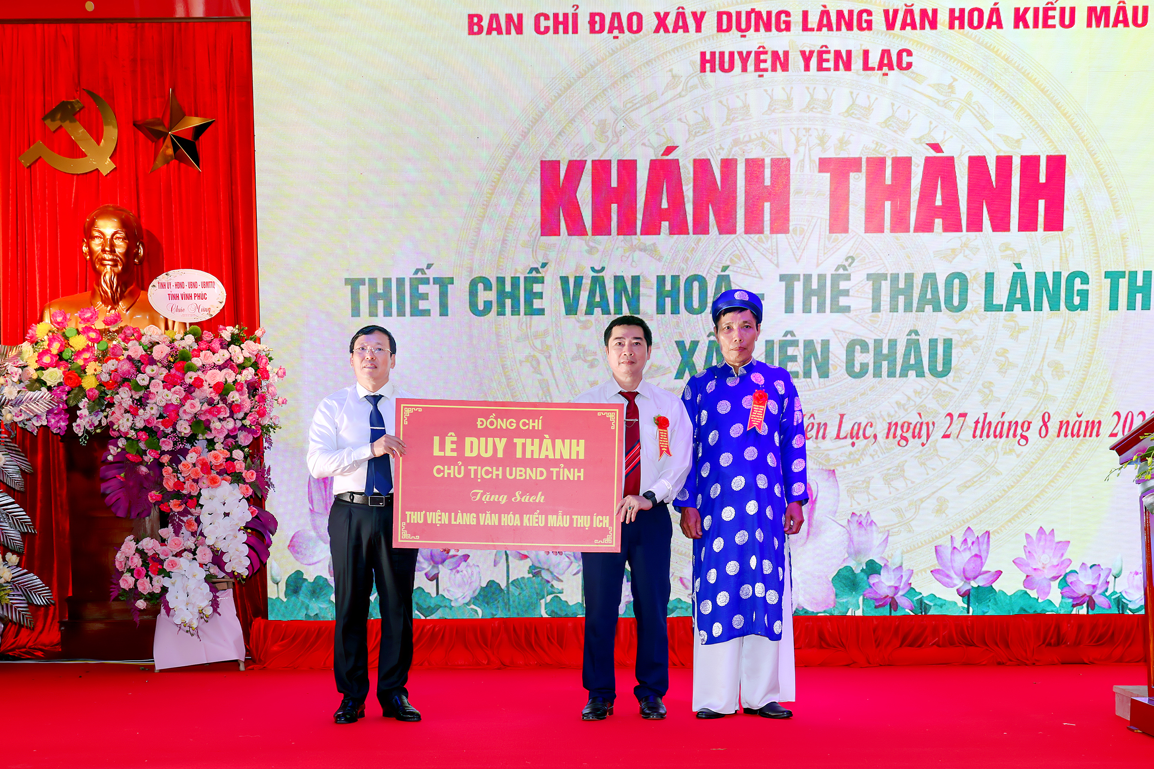 Chủ tịch UBND tỉnh Lê Duy Thành tặng sách cho Thư viện Làng văn hóa Thụ Ích. Ảnh: Khánh Linh