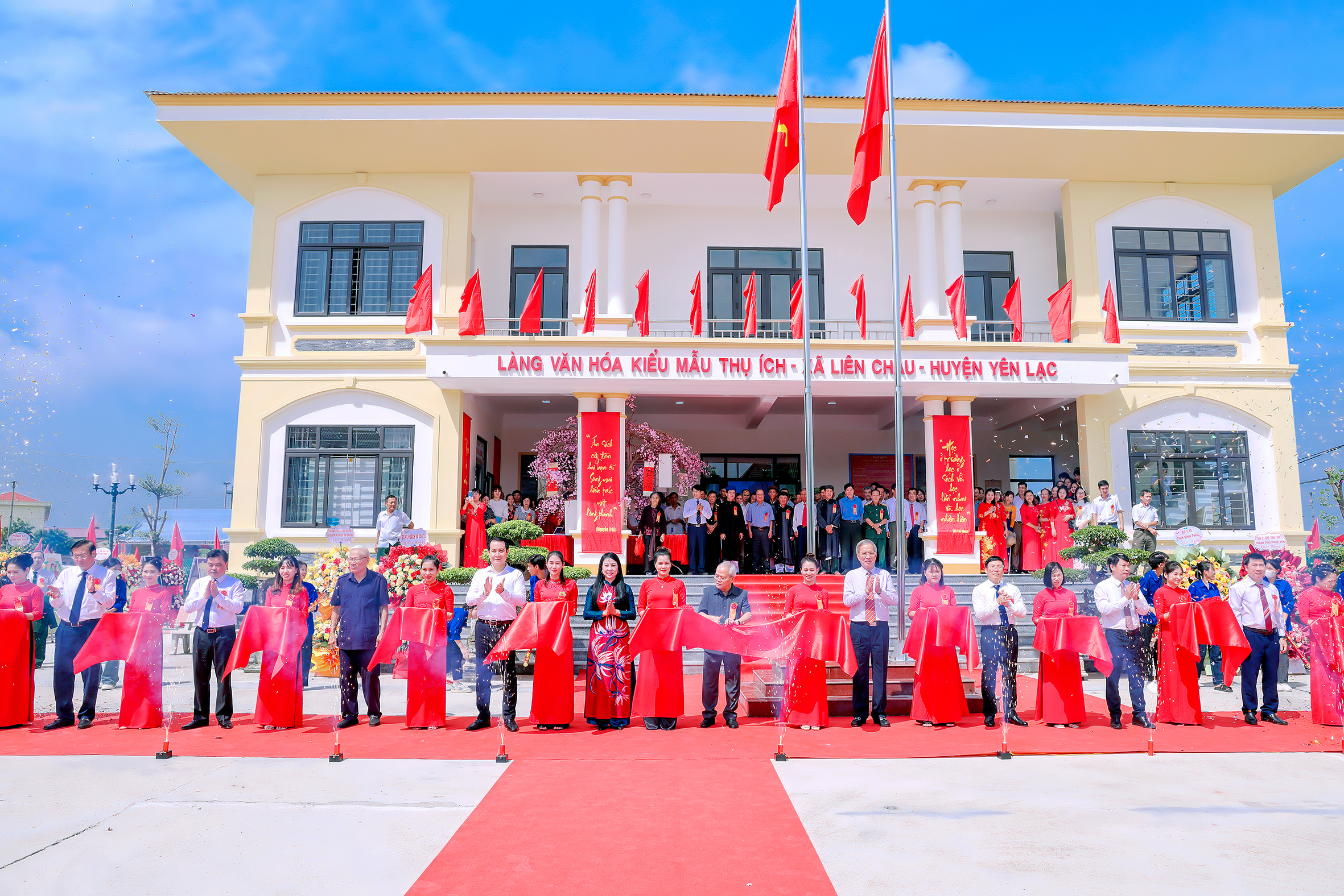 Các đại biểu cắt băng khánh thành thiết chế văn hóa thể thao Làng văn hóa kiểu mẫu thôn Thụ Ích. Ảnh: Khánh Linh