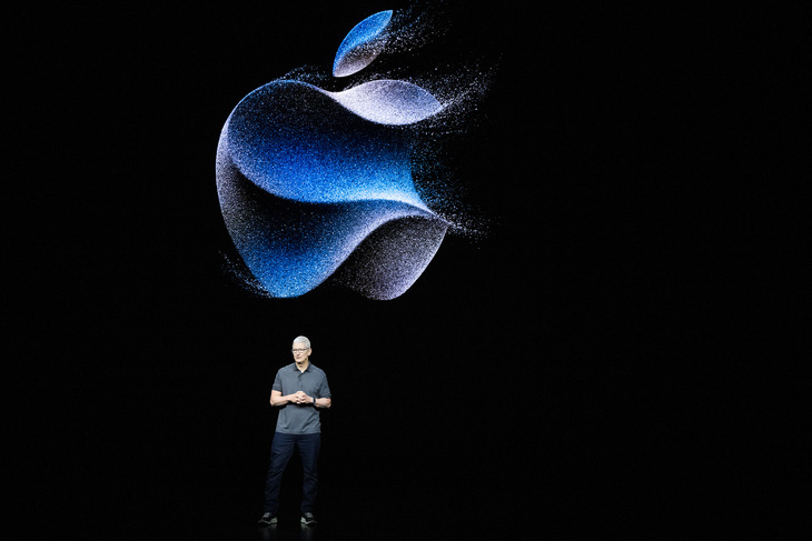 Giám đốc điều hành Apple Tim Cook tại sự kiện ra mắt iPhone 15 - Ảnh: AFP