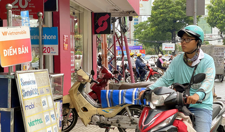 Một điểm bán SIM điện thoại trên đường Nguyễn Phúc Nguyên, quận 3, TP.HCM - Ảnh: TỰ TRUNG