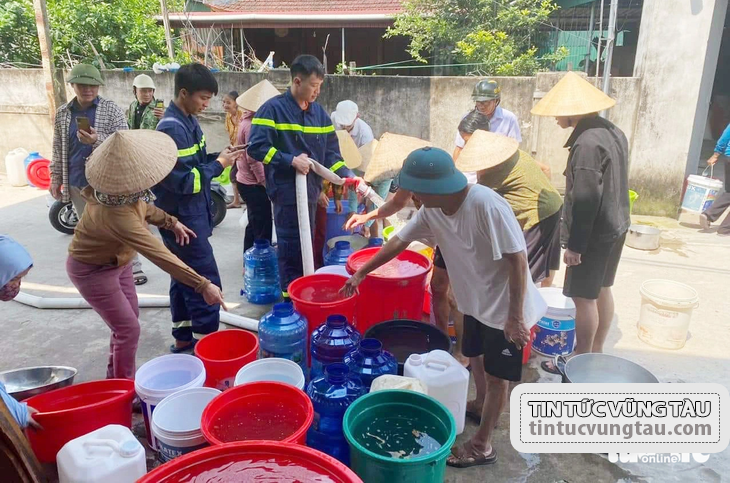  Điều xe cứu hỏa cấp nước sạch ‘giải khát’ cho bà con Hồng Lĩnh