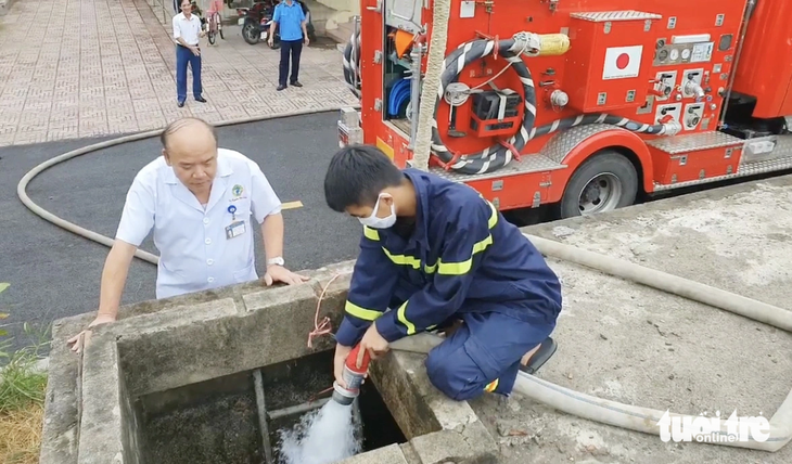 Ưu tiên trước mắt là cấp nước ở bệnh viện, trường học, công sở và những khu dân cư xa nguồn nước