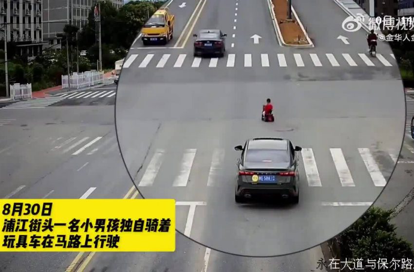  Bé trai 2 tuổi lái ôtô đồ chơi chạy giữa đường