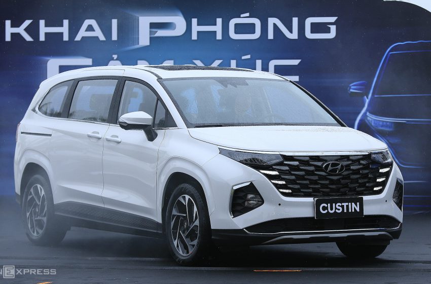  Hyundai ra mắt Custin giá 850-999 triệu đồng