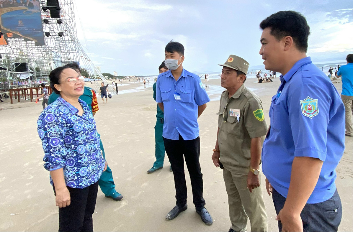 Bà Nguyễn Thị Thu Hương, Phó Chủ tịch UBND TP.Vũng Tàu gặp gỡ động viên lực lượng làm nhiệm vụ giữ trật tự tại Bãi Sau