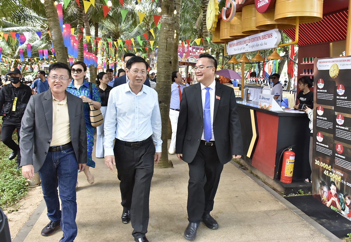 Ông Lê Ngọc Khánh, Phó Chủ tịch UBND tỉnh và lãnh đạo TP.Vũng Tàu tham quan khu vực diễn ra Lễ hội bia “Vũng Tàu BeerFest”