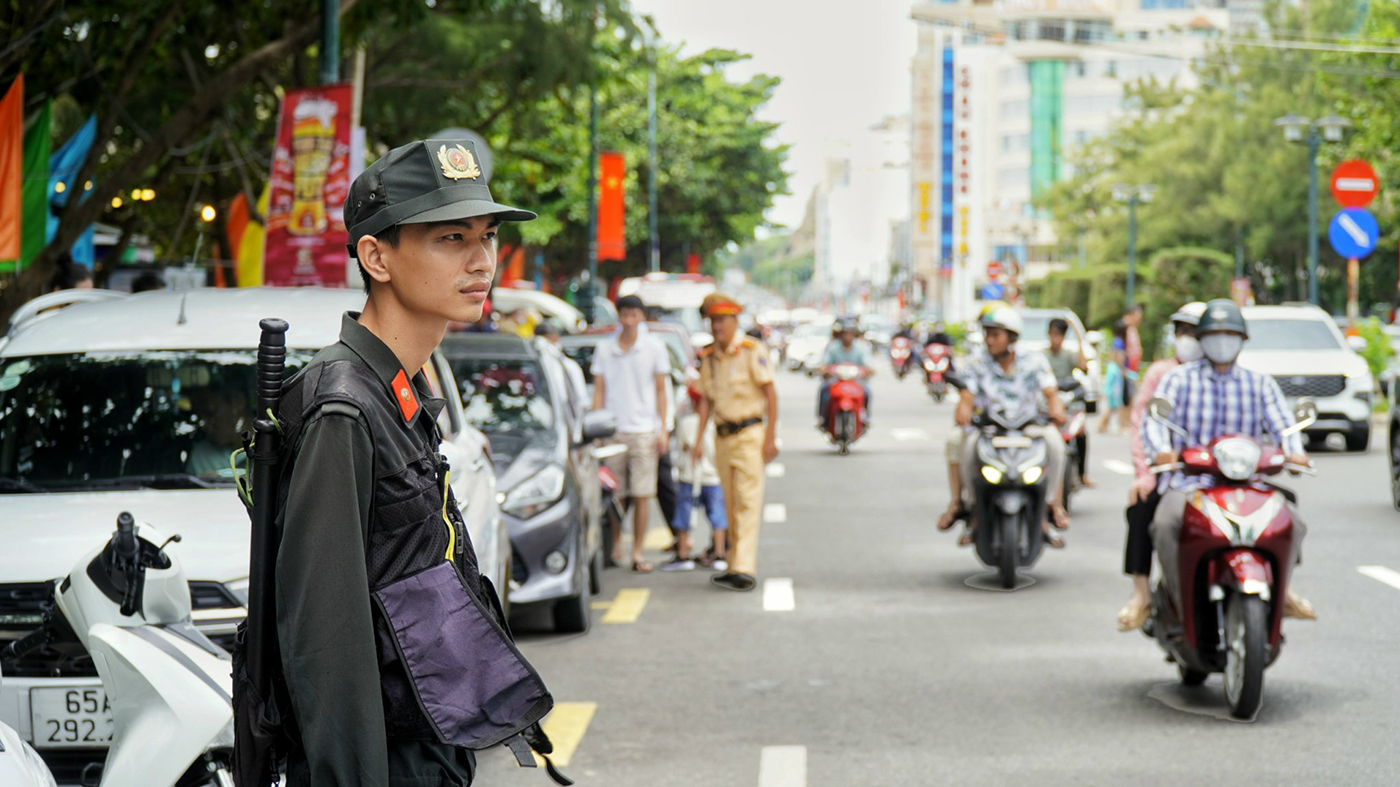 Công an làm nhiệm vụ giữ gìn an ninh trật tự tại Bãi Sau