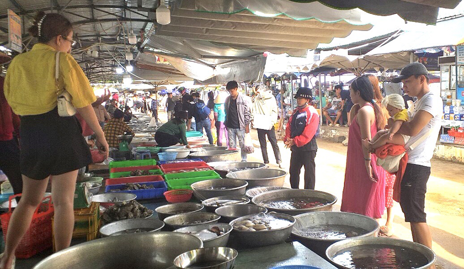 Chợ hải sản ngã tư Hồ Tràm đông khách tham quan, mua sắm