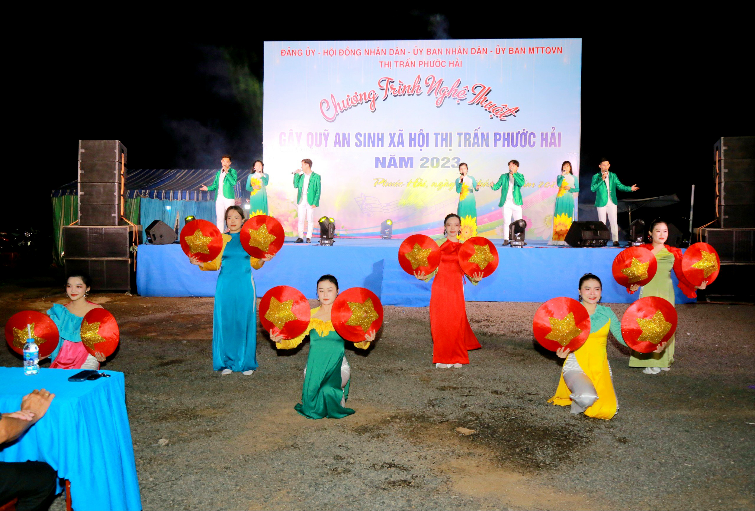 Đội Nghệ thuật văn nghệ quần chúng thị trấn Phước Hải biểu diễn phục vụ  nhân dân địa phương. Ảnh: MINH TÀI