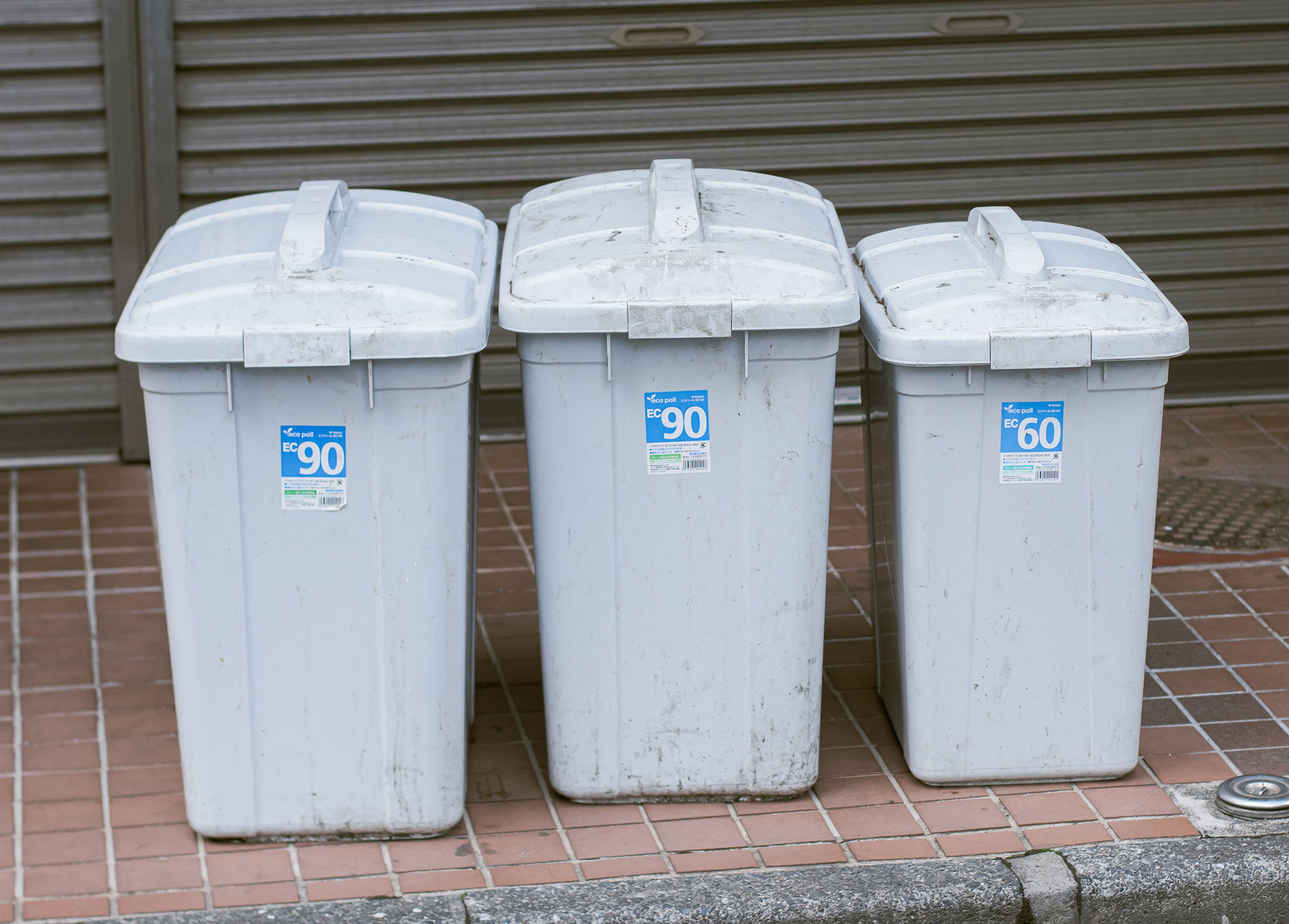 Người Nhật dùng nhiều thùng rác để dễ dàng phân loại rác.