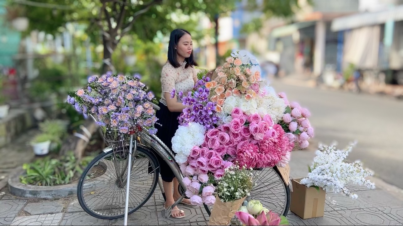 Chị Thiền Thị Ngân Tâm (TT.Phước Hải, huyện Đất Đỏ) trang trí xe hoa vải.