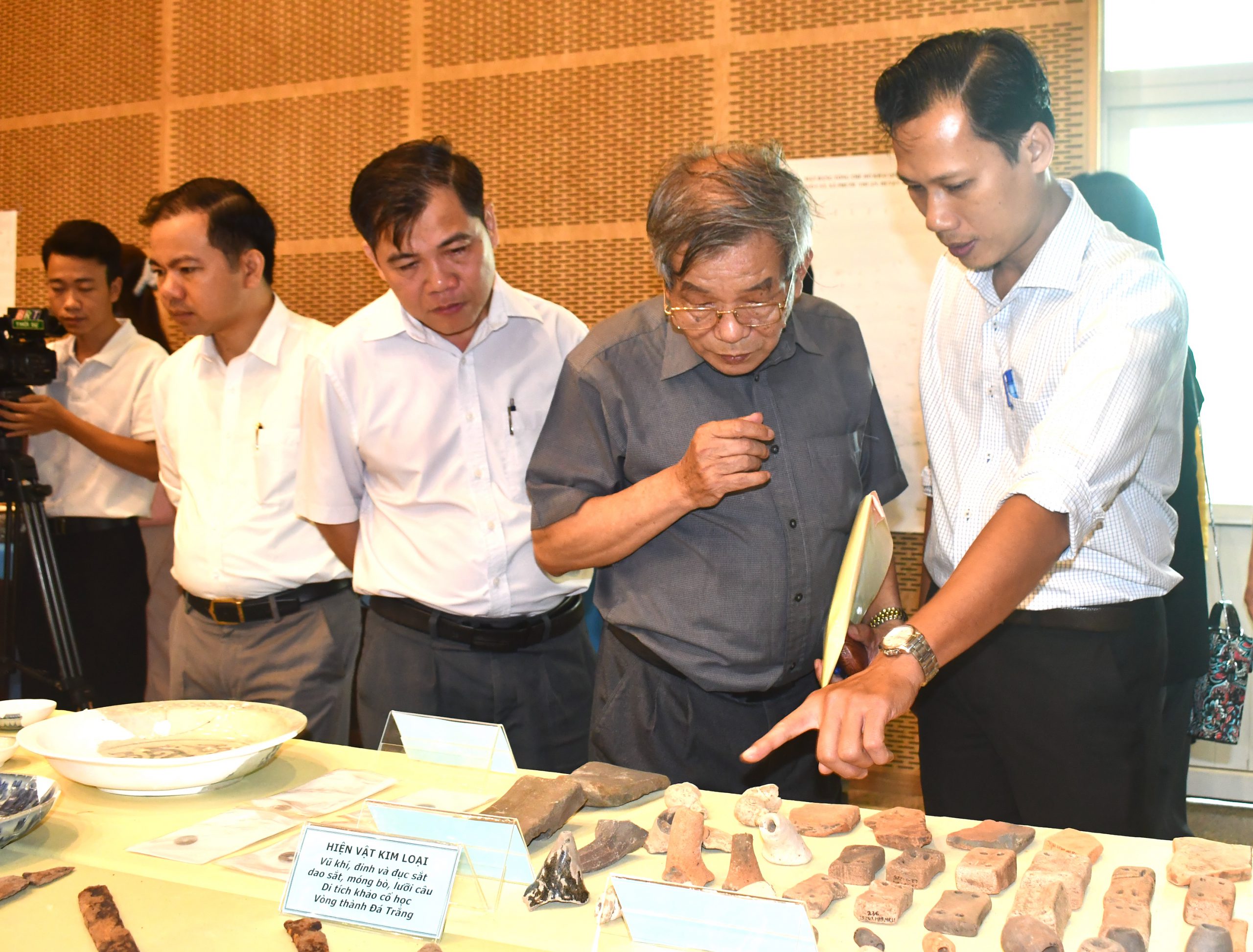 Các đại biểu  tham quan các hiện vật được phục chế tại gian trưng bày của hội thảo.