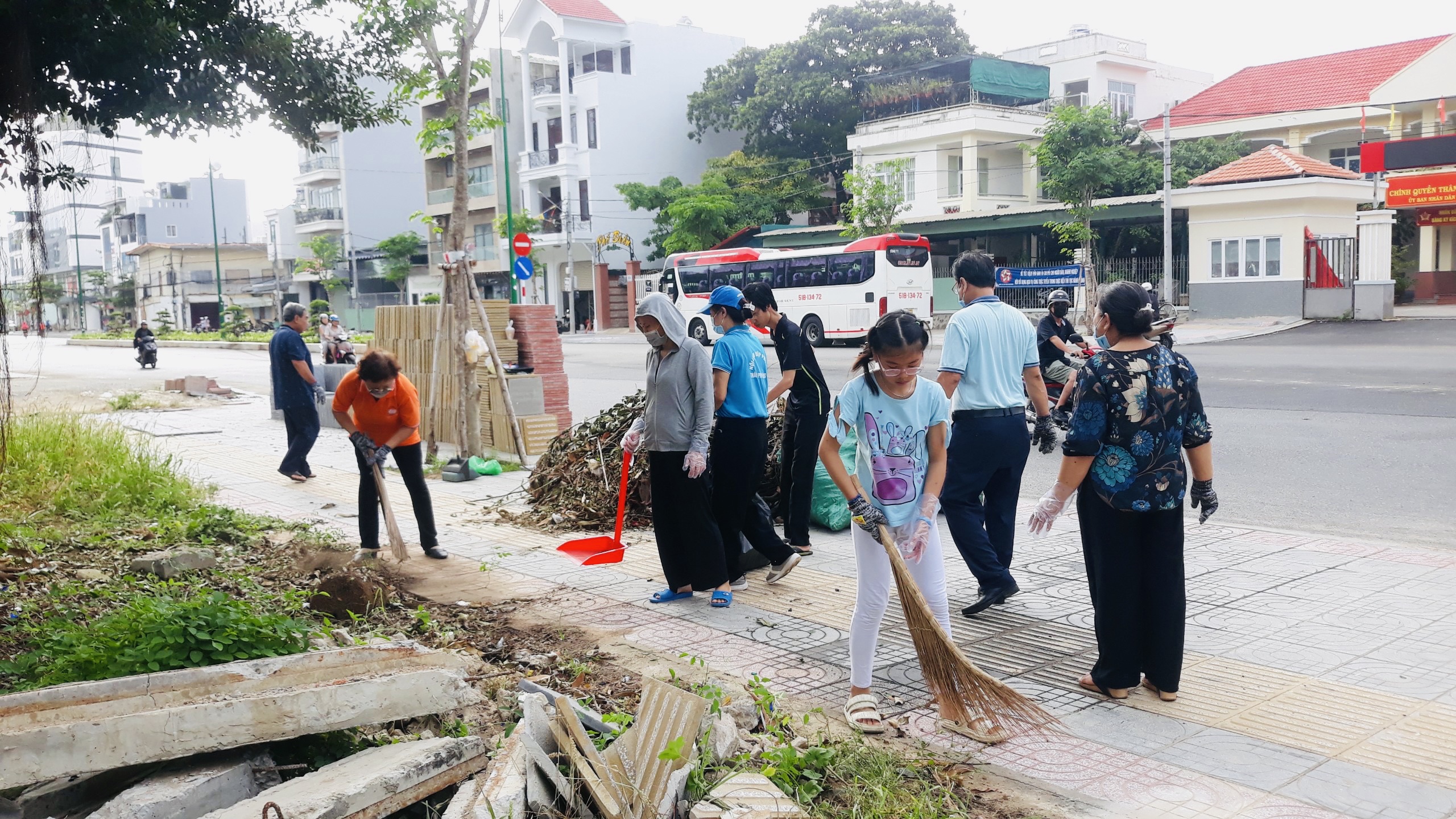 Người dân phường 1, TP. Vũng Tàu tham gia dọn dẹp vệ sinh, thu gom rác góp phần chỉnh trang đô thị dịp Quốc khánh 2/9.