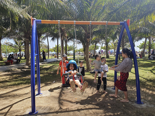 Các em nhỏ vui chơi tại công viên Bãi Trước, TP.Vũng Tàu.