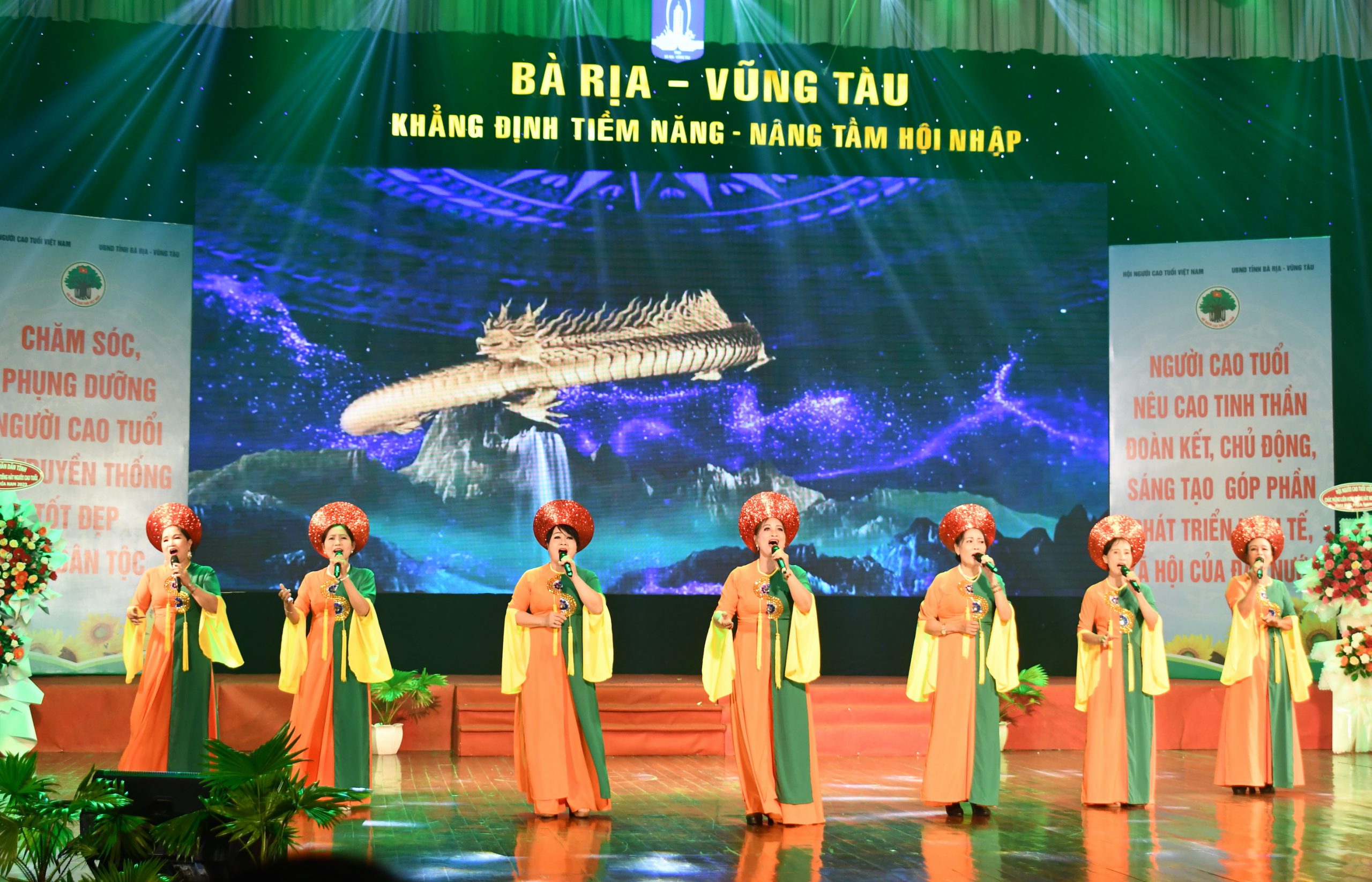 Đoàn văn nghệ NCT tỉnh Bà Rịa - Vũng Tàu mở màn đêm thi với tiết mục 