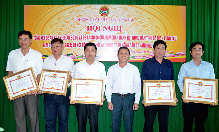 Ông Mai Minh Quang, Chủ tịch Hội Nông dân tỉnh trao Bằng khen cho các tập thể có thành tích trong thực hiện 3 đề án của Ban Chấp hành Hội Nông dân tỉnh giai đoạn 2019-2023.