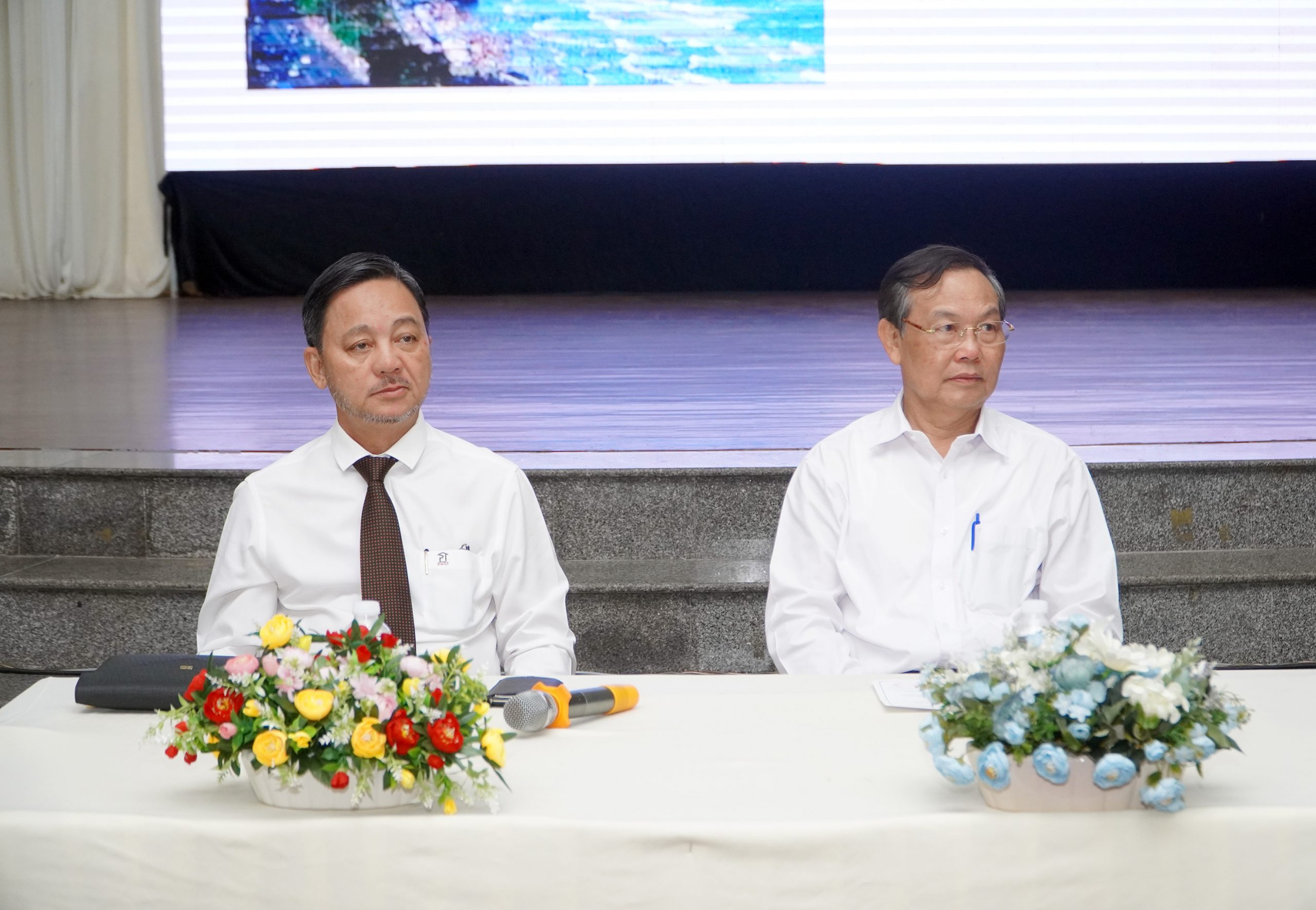 TS. Trương Thành Công, Chủ tịch Liên hiệp Hội khoa học-kỹ thuật tỉnh; ông Phạm Văn Triêm, Chủ tịch Hiệp hội DNNVV tỉnh chủ trì hội thảo.