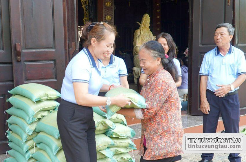  Chùa Hải Vân trao tặng 7 tấn gạo cho người có hoàn cảnh khó khăn