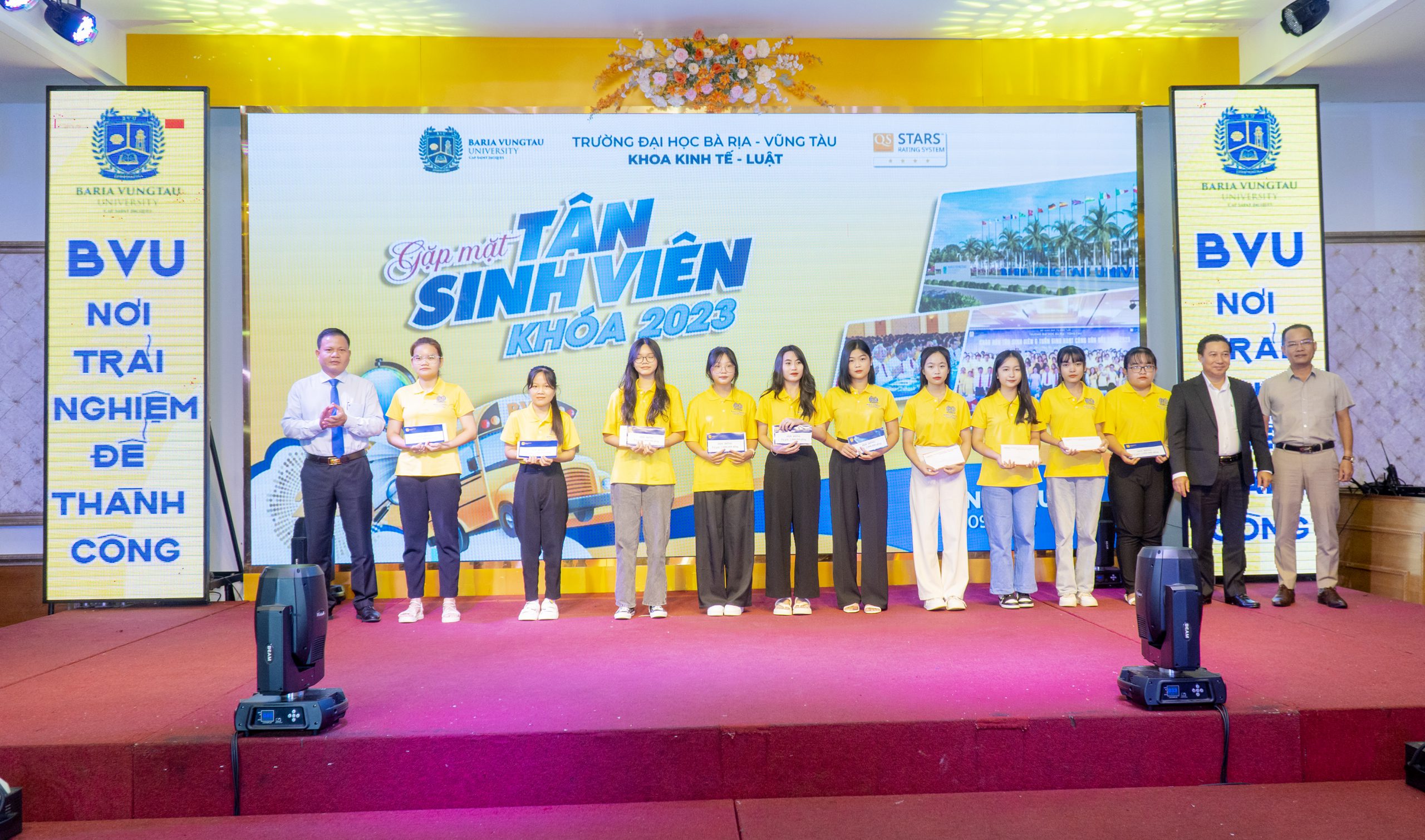 Đại diện các DN trao học bổng cho tân SV Khoa Kinh tế Luật, Trường Đại học Bà Rịa – Vũng Tàu.