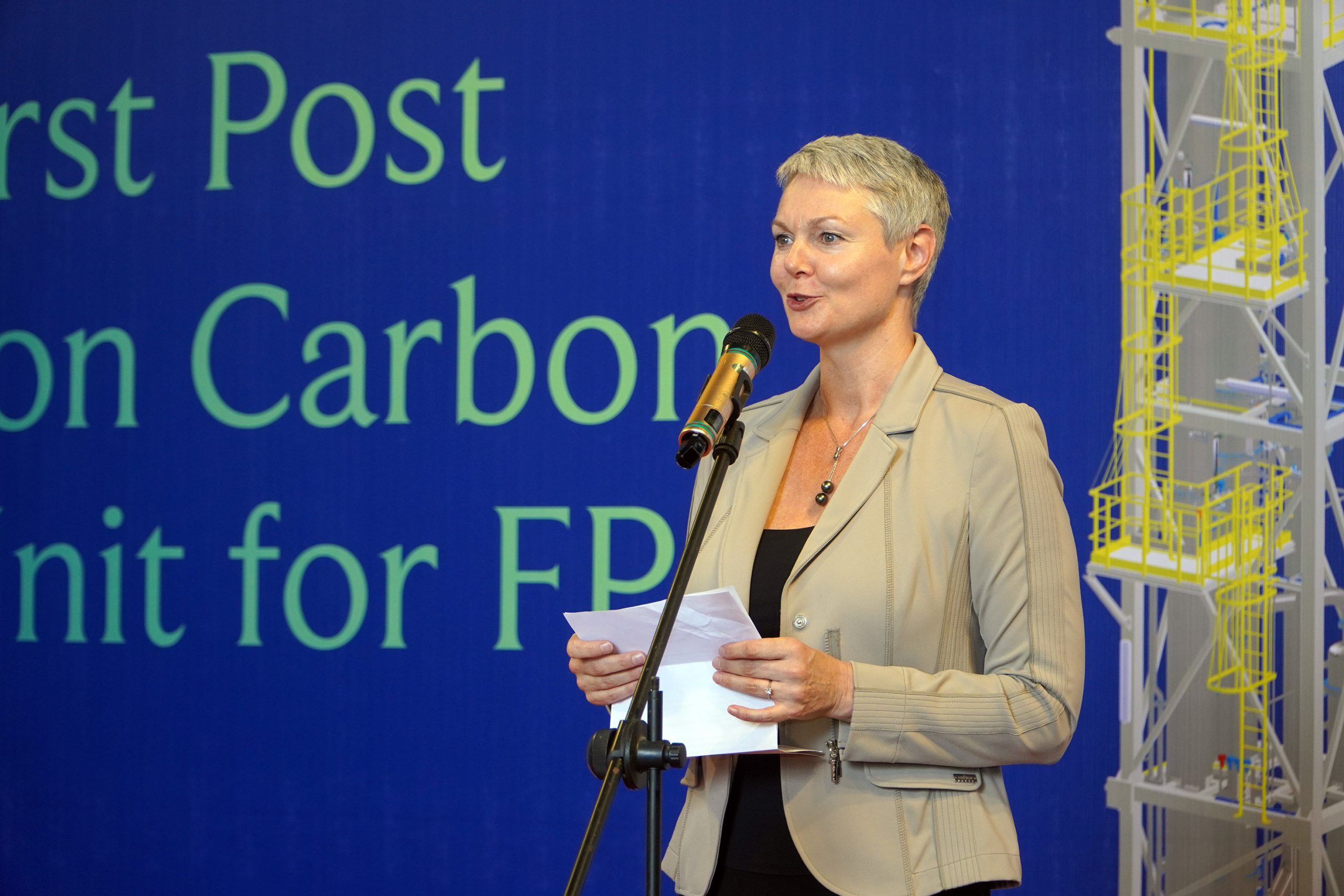 Bà Hilde Solbakken, Đại sứ Na Uy tại Việt Nam đánh giá cao ý nghĩa của thiết bị mà Alpha ECC chế tạo để giảm phát thải trên tàu FPSO.
