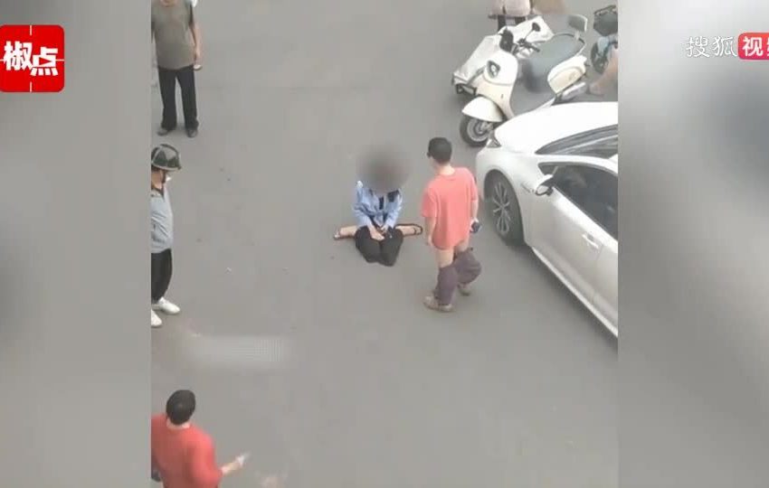  Người đi xe máy quỳ gối xin tha khi đâm vào ôtô