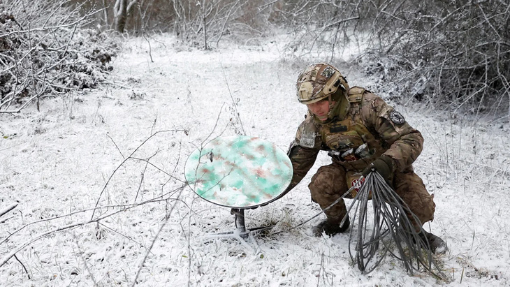 Một binh sĩ Ukraine ngắt kết nối một vệ tinh Starlink ở khu vực tiền tuyến trong thời gian ngừng bắn vào ngày 6-1-2023 trong dịp lễ Giáng sinh (theo lịch của Chính thống giáo) - Ảnh: CNN