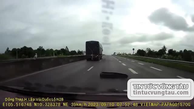  Tấm lốp văng ra khỏi xe tải đang di chuyển