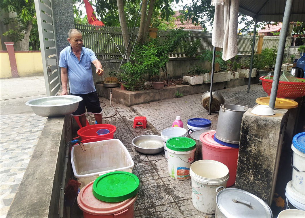 Gia đình ông Kiều Đình Trung dùng rất nhiều vật dụng trữ nước mỗi khi nhà máy cấp nước trở lại - Ảnh: L.M