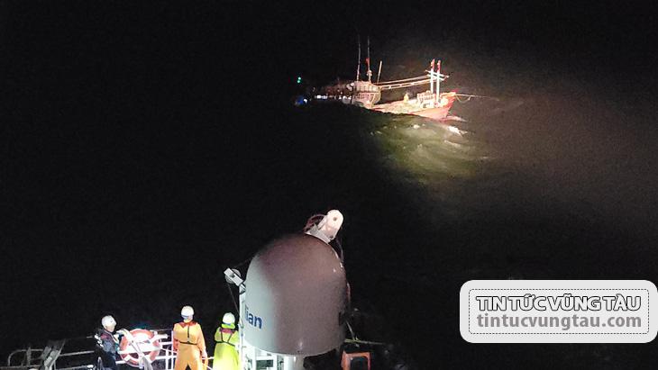  Vượt sóng cao hơn 3m cứu tàu cá và 14 thuyền viên sắp chìm