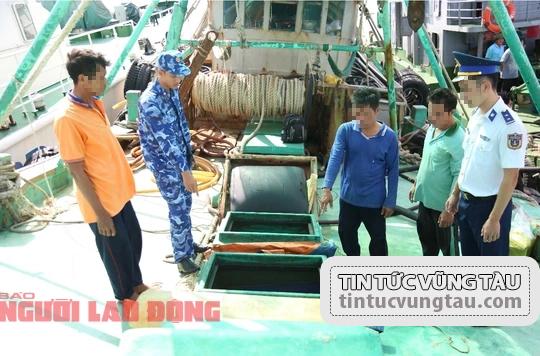  Cảnh sát biển bắt giữ tàu chở 30.000 lít dầu DO không có giấy tờ hợp pháp