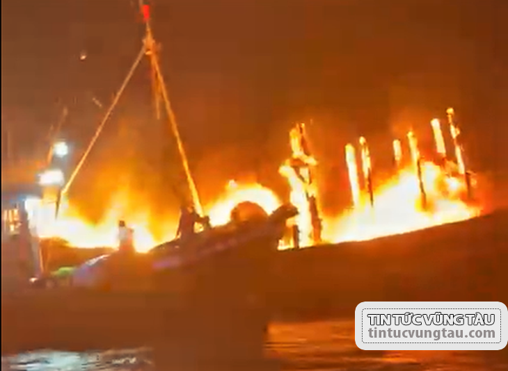  Cháy tàu cá ở biển Mũi Né, đang ứng phó nguy cơ sự cố tràn dầu