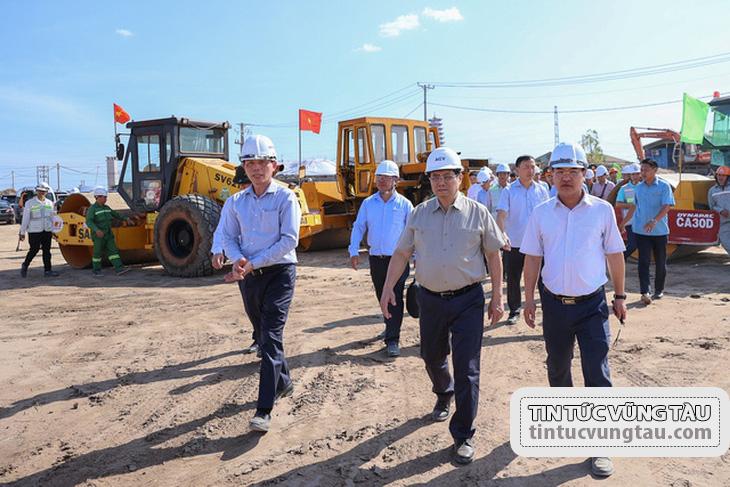  Thủ tướng kiểm tra hiện trường, thúc tiến độ 2 dự án cao tốc vùng Đông Nam Bộ