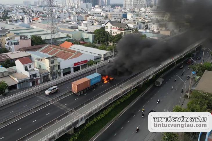  Xe container cháy dữ dội trên cầu Phú Mỹ