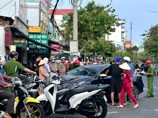  Ô tô húc khiến xe chở nguyên vật liệu lao vào cửa hàng