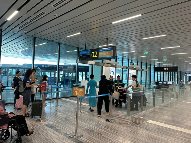 Ngày đầu Vietnam Airlines khai thác toàn bộ ở nhà ga T3 Tân Sơn Nhất: suôn sẻ, ổn định