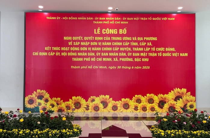  Đang diễn ra Lễ công bố thành lập TP HCM mới