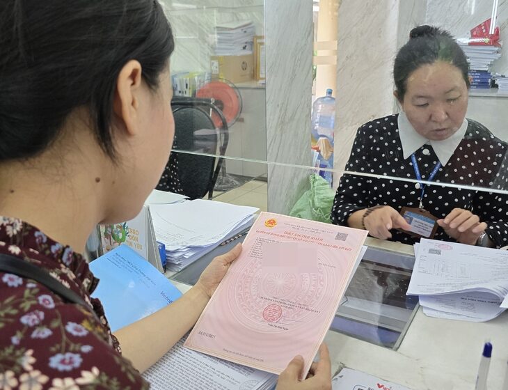 TP.HCM: Nhận phôi sổ hồng tại 3 địa điểm để cấp cho người dân
