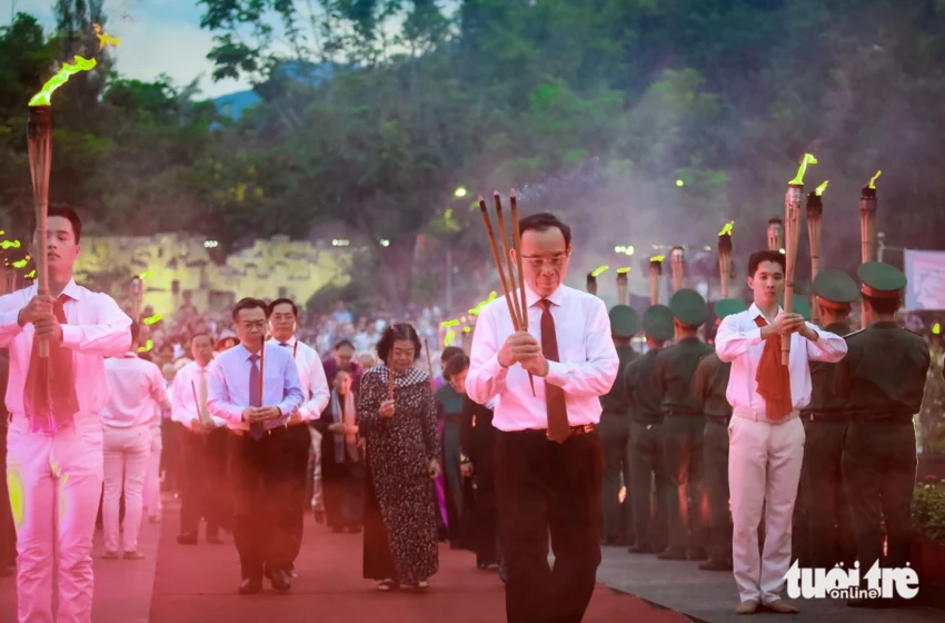 Bí thư Nguyễn Văn Nên cùng đoàn lãnh đạo TP.HCM dâng hương, thắp nến tri ân tại Côn Đảo