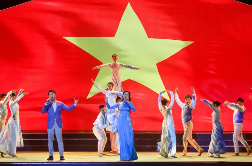 ‘Côn Đảo – Bản hùng ca bất tử’ thu hút đông đảo người dân trong đêm nghệ thuật tri ân