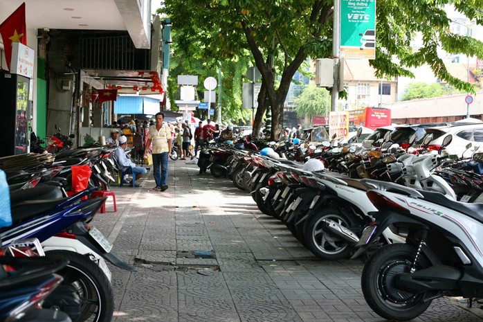 Người dân TP HCM chờ đề án thu phí vỉa hè mới