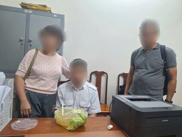  Công an TP HCM vào khách sạn giải cứu thanh niên 22 tuổi