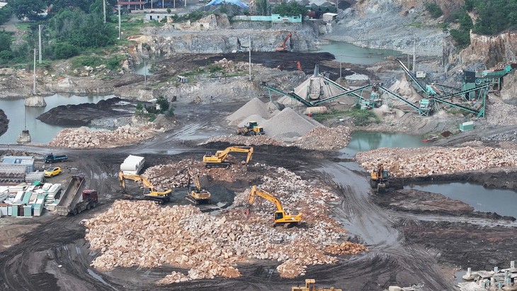  Phá đường dây khai thác đá trái phép tại dự án Shinhan ở phường Long Hương, TP.HCM