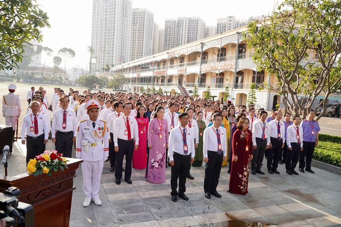  Đoàn đại biểu dự Đại hội Đảng bộ các cơ quan Đảng TP HCM dâng hương, dâng hoa Chủ tịch Hồ Chí Minh