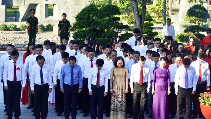  Hình ảnh Chủ tịch UBND TP HCM cùng đoàn công tác dâng hương tại Côn Đảo