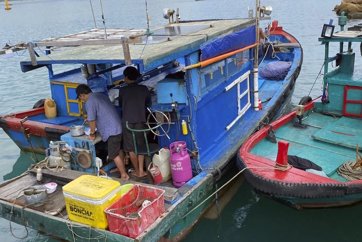  Đồn Biên phòng Côn Đảo xử lý một chủ tàu cá mang chất độc xyanua, súng điện đi đánh bắt hải sản