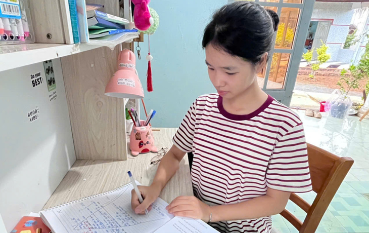  Mồ côi cả mẹ cha rồi mất bà nội, tuổi thơ nhọc nhằn giờ là thủ khoa của tỉnh