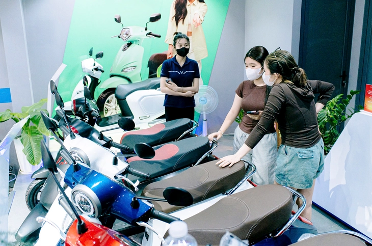  Nhộn nhịp tìm mua xe máy điện ở TP.HCM