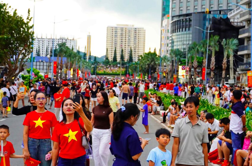 Người dân và du khách háo hức đổ về Quảng trường Tam Thắng chờ đêm hội “Ánh sao độc lập”